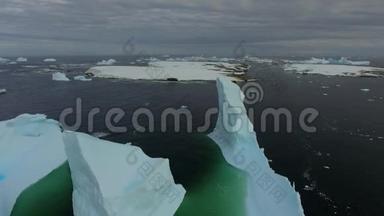 冰川和冰山<strong>碎片漂浮</strong>在岩石岛周围。 安德列夫。